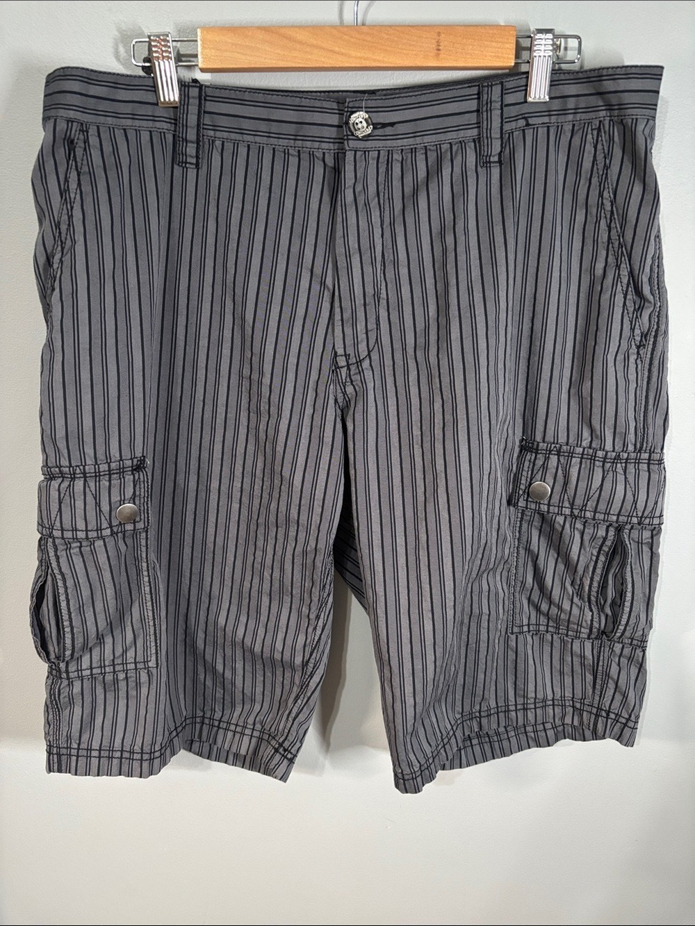 Inc international concepts shorts men’s size 36 grey black vertical stripe cargo